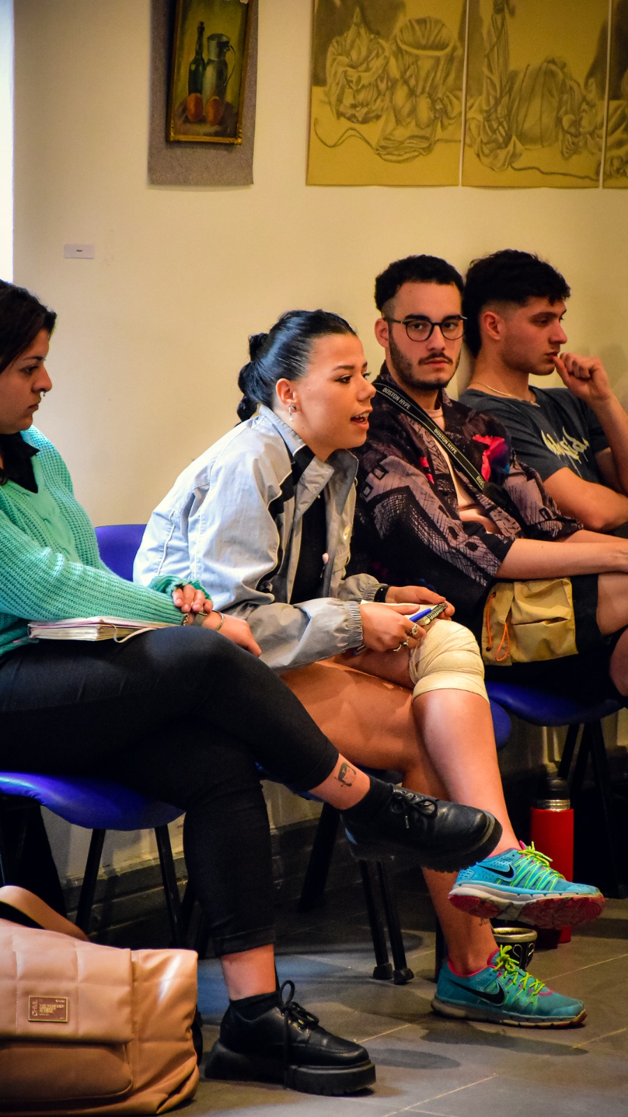 Participantes de la movilización abrazándose