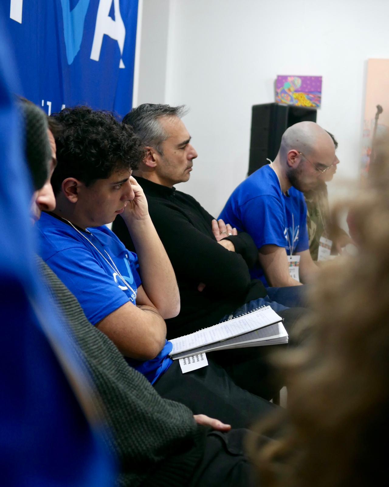 Integrantes de Activá marchando con pancartas