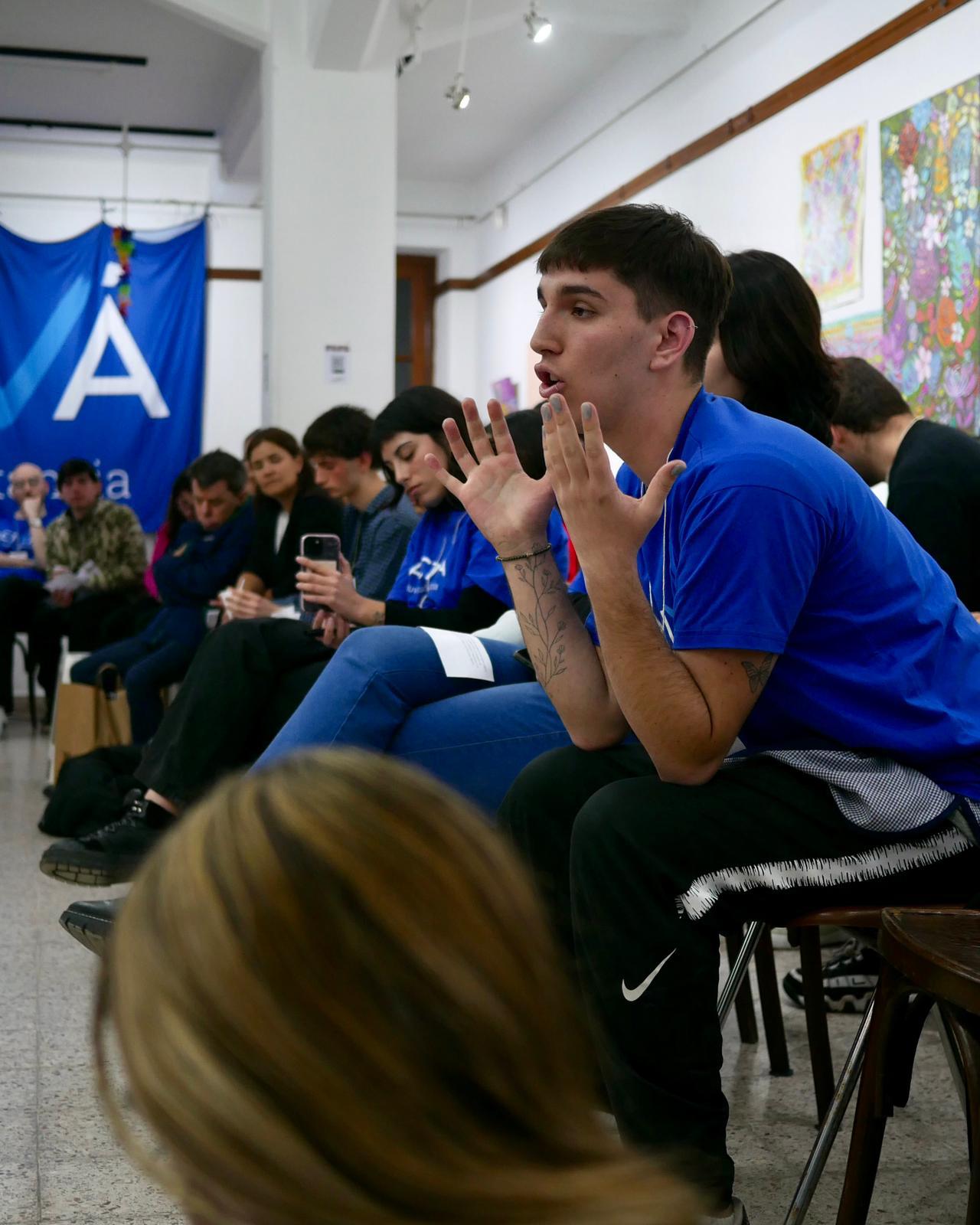 Carteles y banderas en la marcha por el triple femicidio