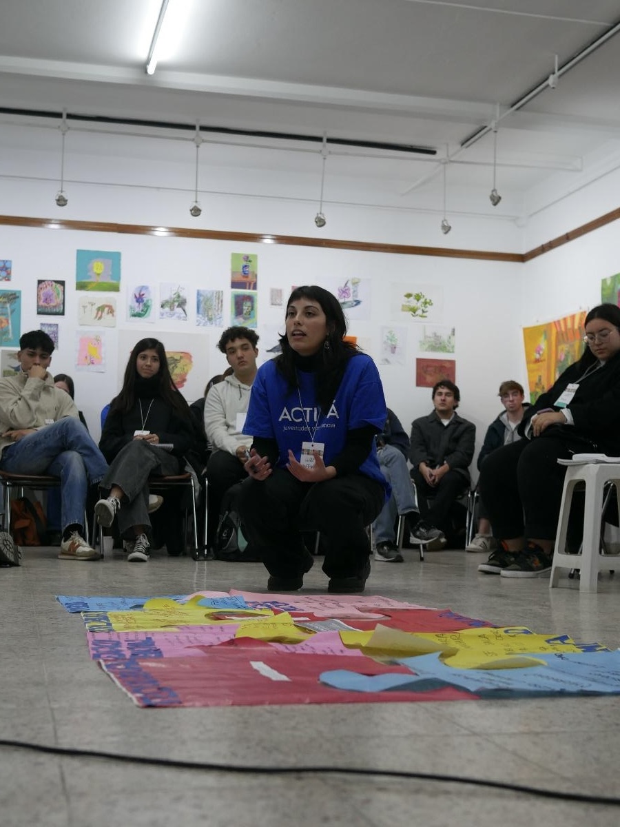 Participantes de la movilización abrazándose