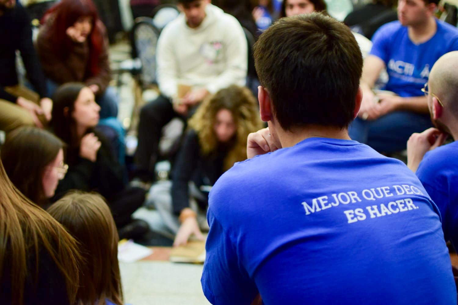 Integrantes de Activá marchando con pancartas