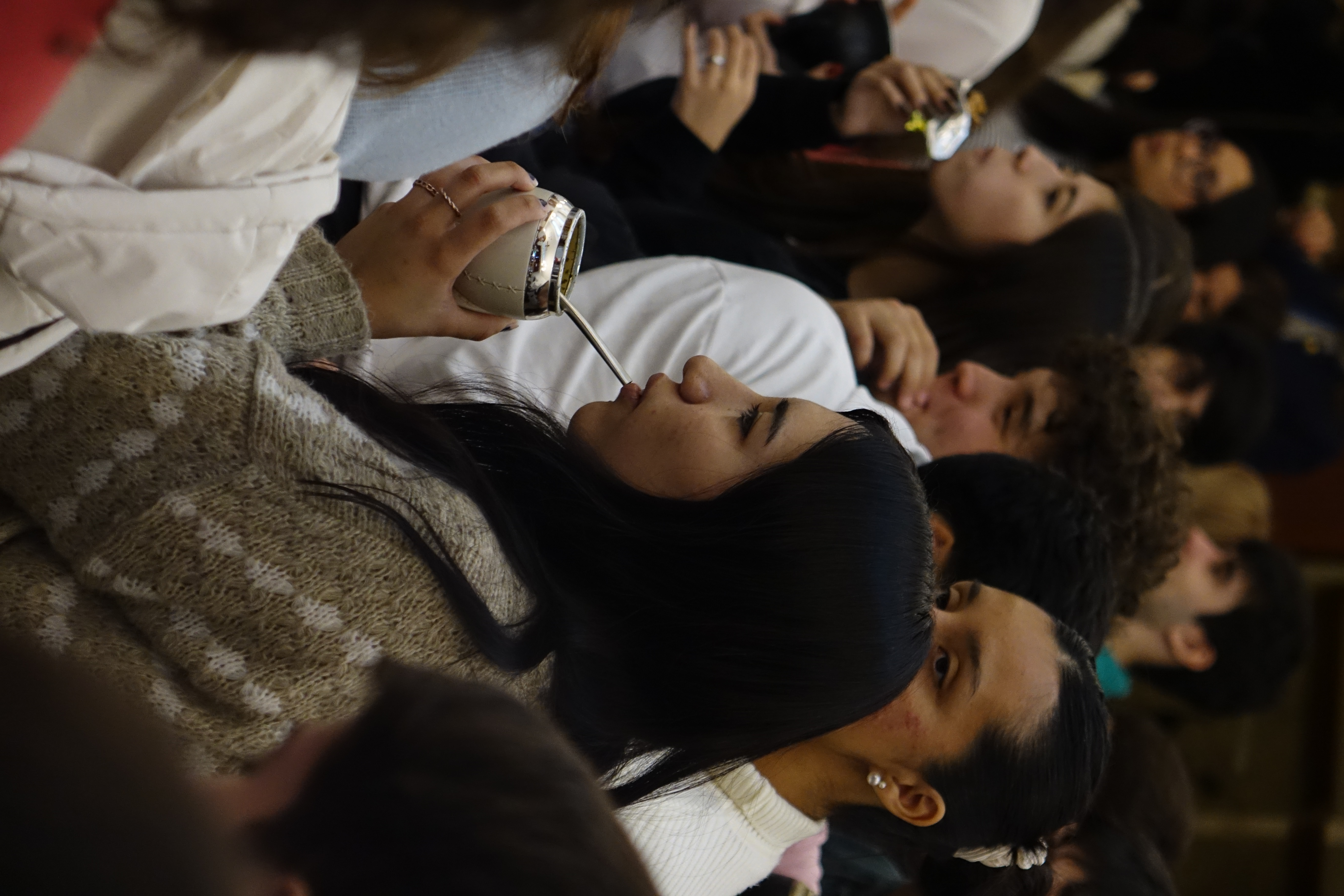 Participantes de la movilización abrazándose